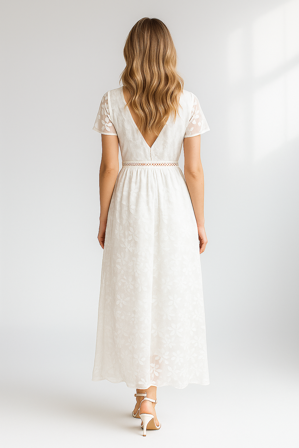 Langes weißes Kleid mit Blumen aus Spitze und V-Ausschnitt